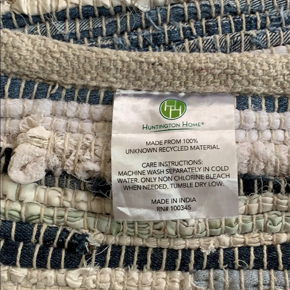 Throw rug - Picture 3 of 4